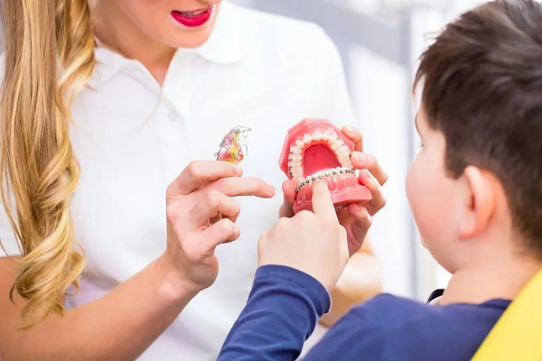 深圳愛康健牙醫|兒童箍牙越早越好嗎