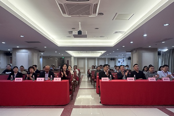集團在深圳愛康健口腔醫院八樓會議室舉行了新年團拜會