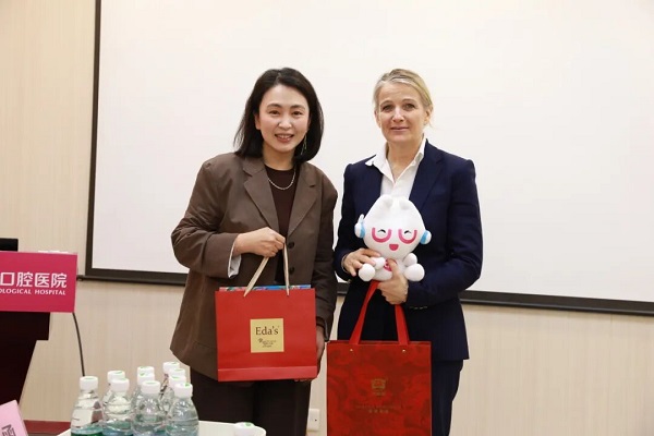 爱康健李肖婷总裁与士卓曼集团董事会主席Petra Rumpf女士